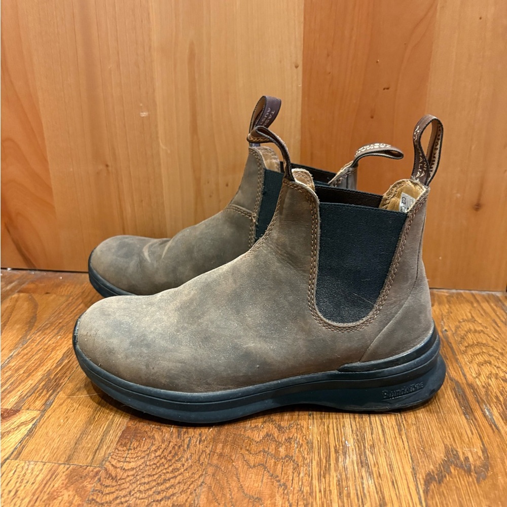 Blundstone Brown Suede Chelsea Booties with Black Elastic